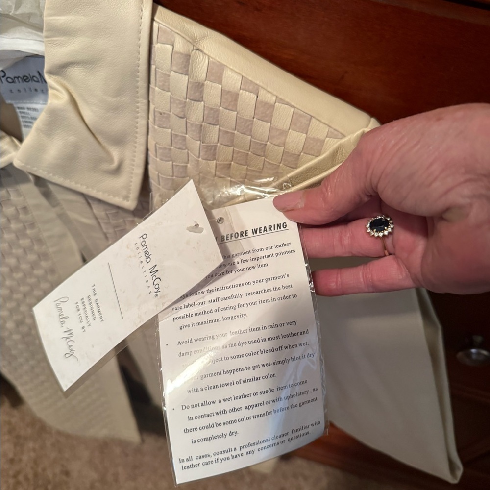 Pamela McCoy Cream Textured Blazer with Classic Collar - Picture 3 of 4